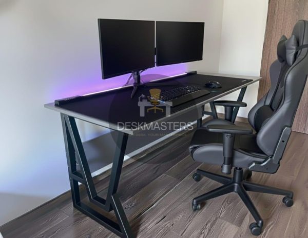 Setup Gris Bureau Gaming en Gris Ultime avec Cadre Noir Moderne - Bienvenue chez ...